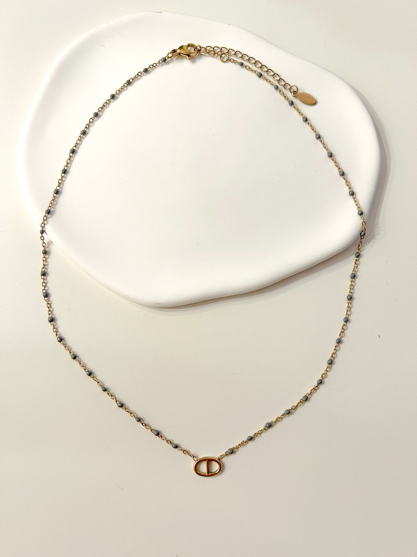Collier perlé gris et doré