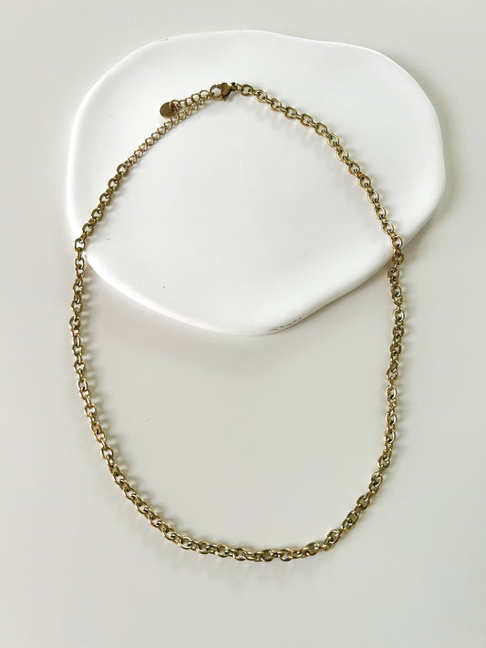 Collier chaîne dorée minimaliste – intemporel & chic