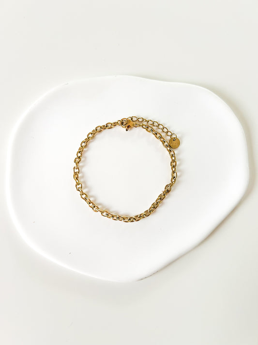 Bracelet chaîne dorée minimaliste – chic & intemporel