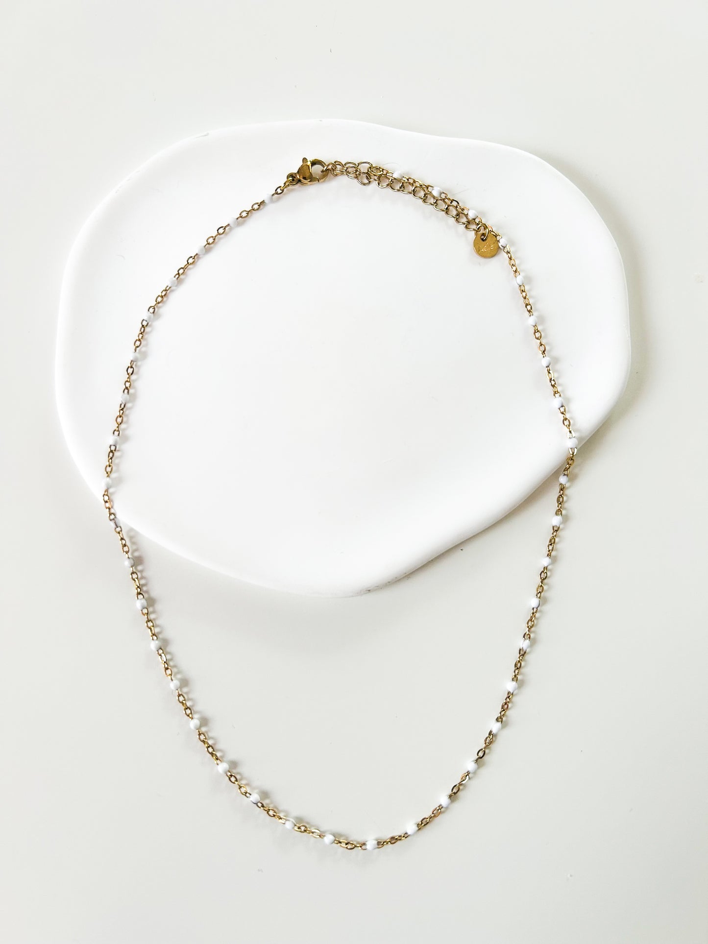 Collier doré avec perles blanches – chic & intemporel