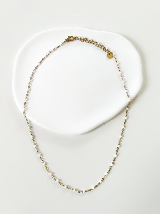 Collier doré avec perles blanches – chic & intemporel