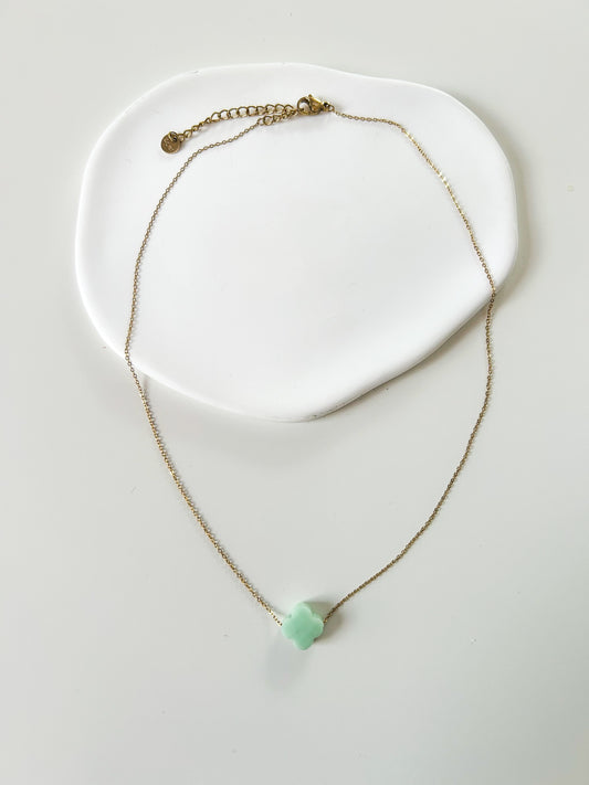 Collier doré avec trèfle vert d’eau – élégant & original