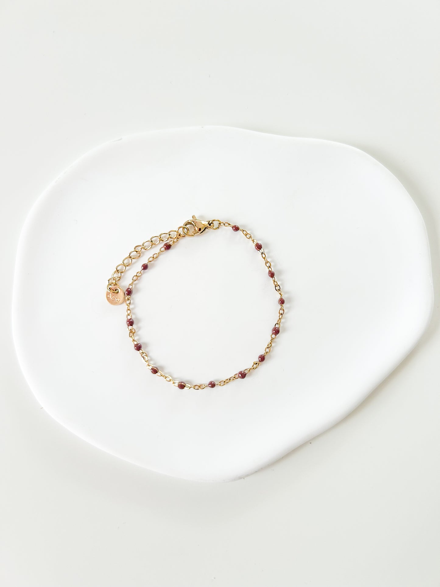 Bracelet doré avec perles marron – élégant & tendance