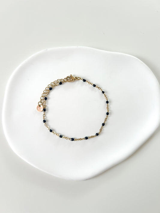 Bracelet doré avec perles noires – chic & élégant