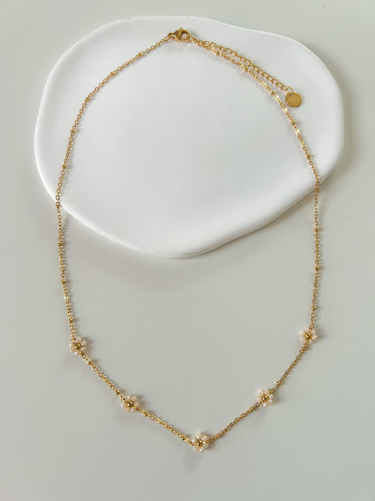 Collier doré avec fleurs rosées – romantique & tendance