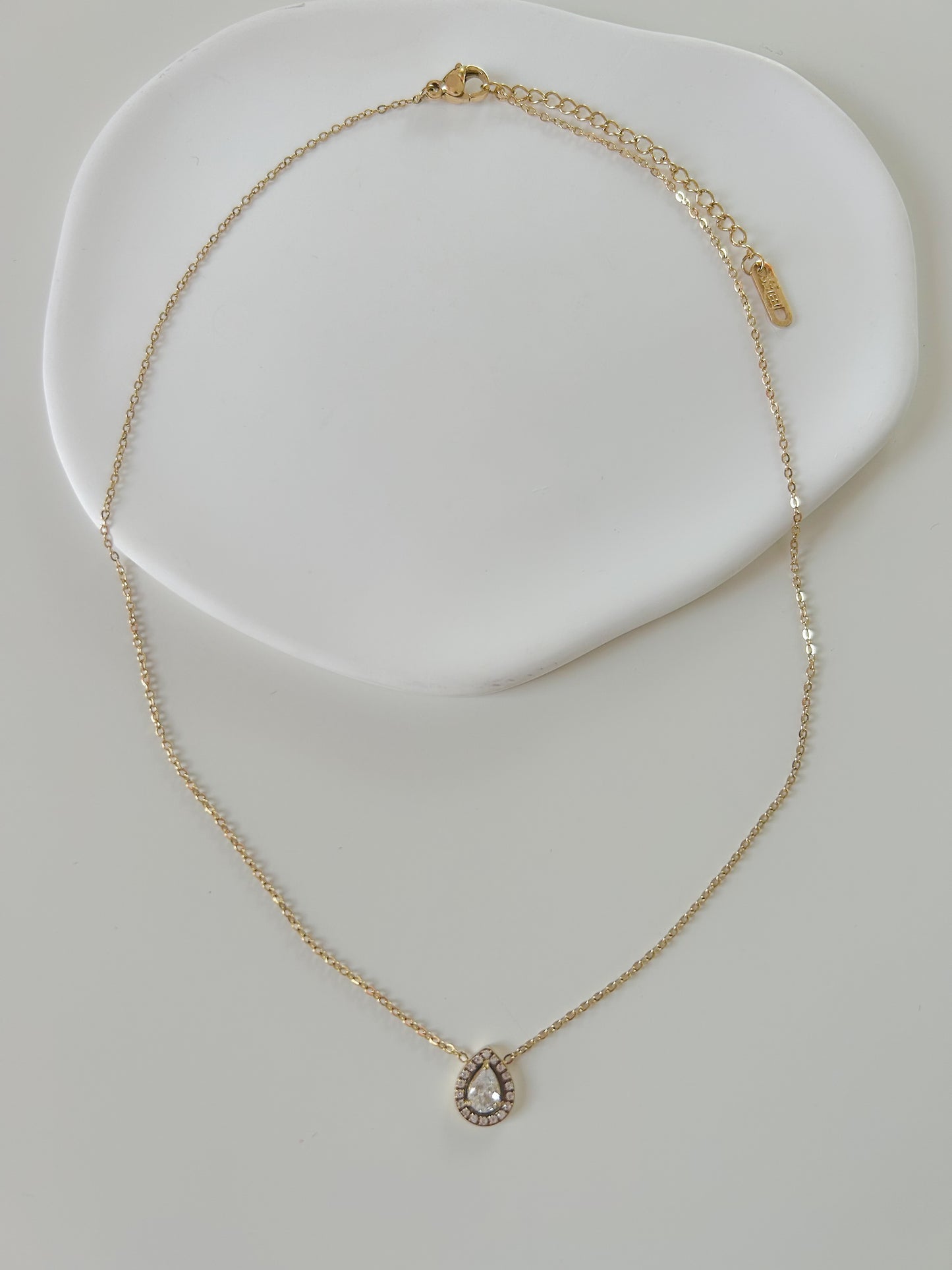 Collier doré goutte pailletée – chic & scintillant