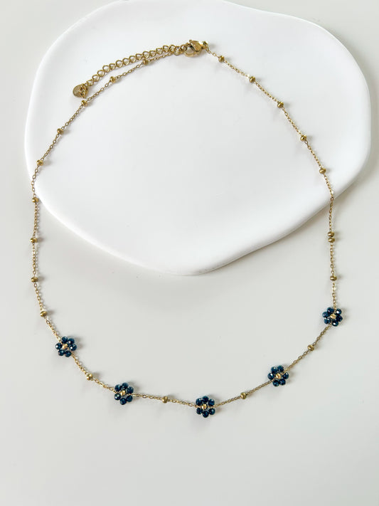 Collier doré avec 5 fleurs noires – chic & élégant