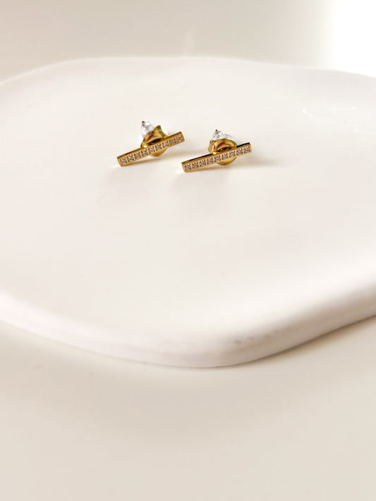Boucles d’oreilles barre dorée avec strass minimalistes