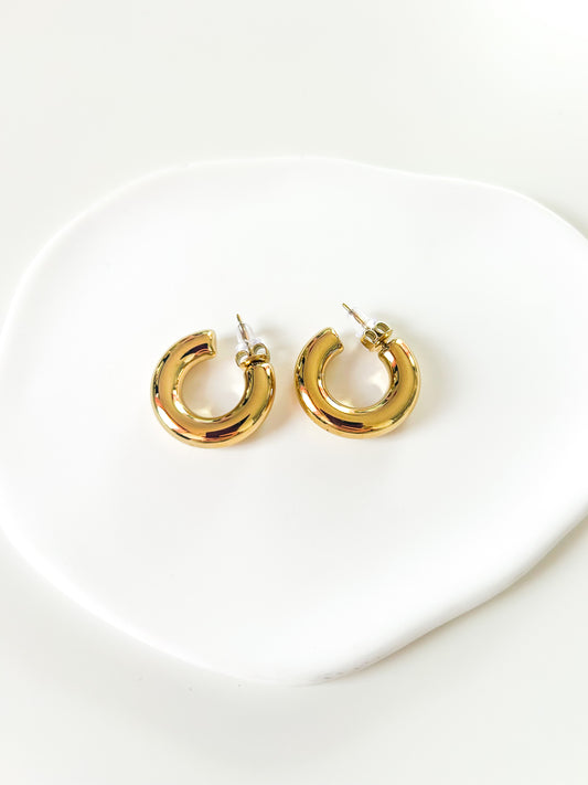 Boucles d'oreilles créoles dorées minimalistes élégantes