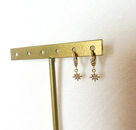 Boucles d’oreilles dorées étoile strass – Créoles pendantes