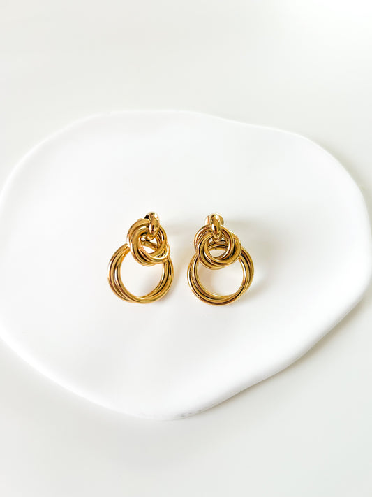 Boucles d’oreilles dorées anneaux entrelacés tendance