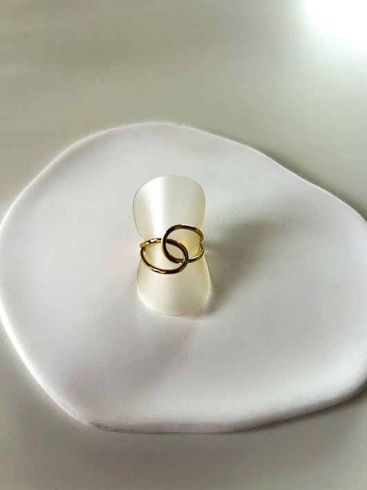 Bague dorée design entrelacé minimaliste